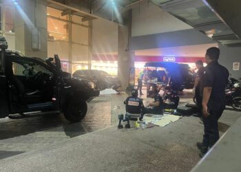KAWASAN lobi pusat beli-belah di mana dua lelaki maut ditembak sekumpulan suspek bertopi keledar.