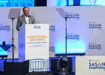 ANWAR Ibrahim merasmikan majlis Sasana Symposium 2025 anjuran Bank Negara Malaysia (BNM) di sini, hari ini. UTUSAN/M. FIRDAUS M. JOHARI