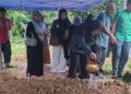 NORMAH Mohd. Yusoff menyiram air di pusara Allahyarham Sheqal di Tanah Perkuburan Islam Kemuning, Kampung Tanjung Putus di Raub, Pahang.