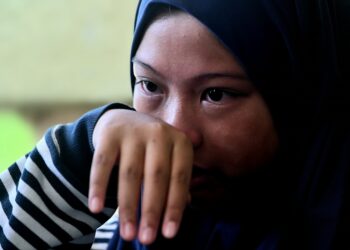 NORSYAMIRA Jamal Azizul tidak dapat menahan sebak ketika ditemui di Unit Forensik Hospital Pekan di Pekan, Pahang. - FOTO/SHAIKH AHMAD RAZIF