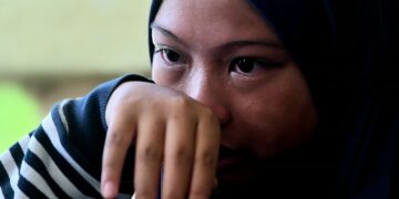 NORSYAMIRA Jamal Azizul tidak dapat menahan sebak ketika ditemui di Unit Forensik Hospital Pekan di Pekan, Pahang. - FOTO/SHAIKH AHMAD RAZIF