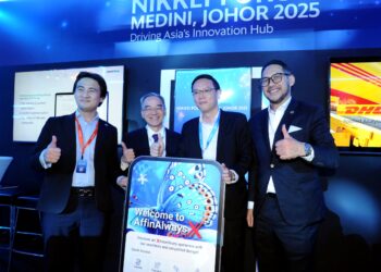 LEE TING HAN  (dua dari kanan) bergambar  bersama peserta delegasi ketika melawat reruai pada Forum Nikkei Medini Johor di Iskandar Puteri.