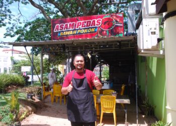 MOHD. Nazrul Syahmir Abd. Rahman berada di hadapan kedai Asam Pedas Bawah Pokok di Jalan Bendahara, Melaka. - UTUSAN/AMRAN MULUP