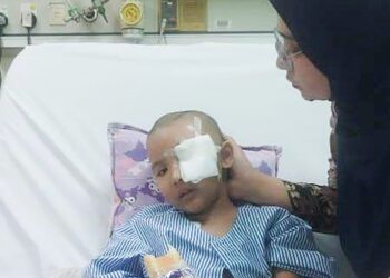 NORAIN Yaakob (kanan) menguruskan Mikayla Darwisya Amin yang mengidap kanser di Kangar, Perlis.