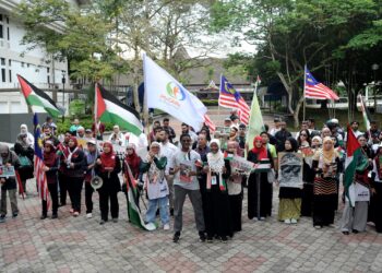PARA mahasiswa UTM menyertai program 'Voices For Palestine' dalam menyuarakan solidariti terhadap rakyat Palestin di UTM, Skudai, Johor Bahru.