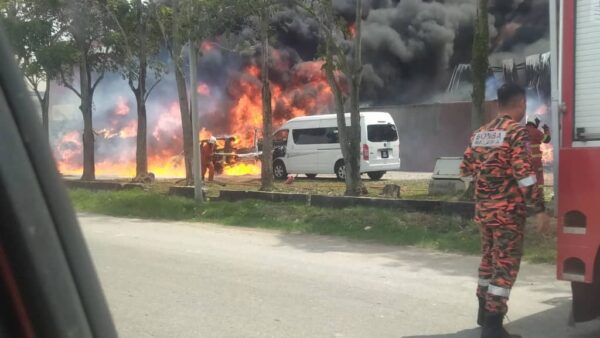 Kilang terbakar
