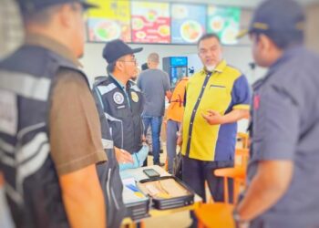 ANGGOTA penguat kuasa semasa melakukan pemeriksaan ke atas sebuah restoran yang menggunakan logo halal tanpa kelulusan di Kota Bharu, Kelantan kelmarin.