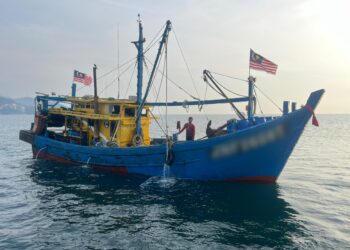 SEBUAH vesel nelayan tempatan (VNT) kelas C bersama warga Myanmar ditahan dekat Timur Laut Perairan Kuala Kuantan oleh Maritim Malaysia Pahang dipercayai melakukan aktiviti penangkapan hasil laut secara haram. FOTO IHSAN MARITIM MALAYSIA PAHANG