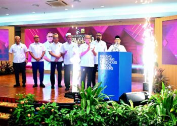 WAN ROSDY Wan Ismail (depan) menyaksikan gimik perasmian Karnival Apa Khabar Orang Kita dan Penyampaian Kecemerlangan Pendidikan Murid Orang Asli 2025 di Kompleks Yayasan Pahang di Kuantan, Pahang. - UTUSAN/SHAIKH AHMAD AHMAD RAZIF