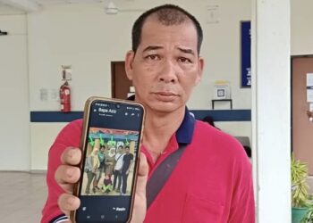 AZIZ Jaafar menunjukkan gambar empat anaknya yang meninggal dunia sebelum jenazah dibawa pulang ke Bota, Perak di perkarangan Unit Forensik Hospital Jerantut di Jerantut, Pahang.
