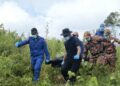 PASUKAN mencari dan menyelamat mengeluarkan mayat pemuda OKU yang ditemukan di sebuah kawasan berdekatan kebun sawit di Taman Sri Embun di Jerantut, Pahang. - FOTO/IHSAN IPD JERANTUT