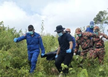 PASUKAN mencari dan menyelamat mengeluarkan mayat pemuda OKU yang ditemukan di sebuah kawasan berdekatan kebun sawit di Taman Sri Embun di Jerantut, Pahang. - FOTO/IHSAN IPD JERANTUT