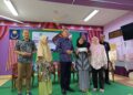 MOHAMAD Hasan menyampaikan sumbangan koperasi kepada anak ahli yang cemerlang sempena Majlis Perasmian Mesyuarat Agung Koperasi kali ke-52 Koperasi Kaum Ibu Penajes, di sini, hari ini. UTUSAN/NOR AINNA HAMZAH