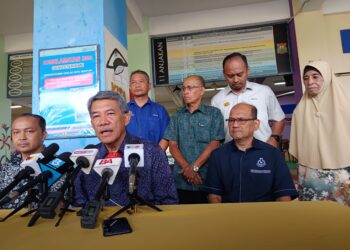 MOHAMAD Hasan ketika sidang media selepas menyempurnakan Majlis Perasmian Mesyuarat Agung Koperasi kali ke-52 Koperasi Kaum Ibu Penajes, di sini, hari ini. UTUSAN/NOR AINNA HAMZAH