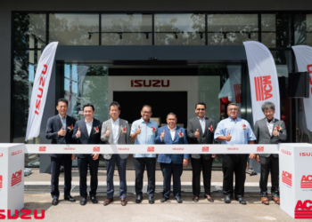 MOHAMAD Radzi Omar (empat dari kanan) bersama Tomoyuki Yamaguchi (tiga dari kiri) pada majlis pelancaran bilik pameran Isuzu yang dinaik taraf di Kuantan, Pahang.