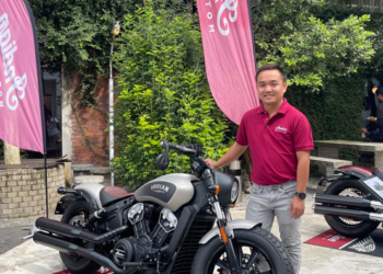 LAI Wai Keat bersama model Scout Bobber yang ditawarkan pada harga RM89,000 sempena majlis pelancaran Indian Motorcycle Malaysia di Petaling Jaya, baru-baru ini.
