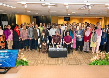 RIZAL Datuk Nainy  (tengah) dan Teh Sook
Ling, Pengarah Eksekutif SHRDC (kiri) bersama peserta seminar inovasi “Future Ready SMEs: The Power of Innovation”.