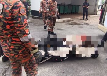 KEADAAN wanita yang parah selepas terjatuh dari tingkat tujuh sebuah pangsapuri di Jalan Lim Bo Seng, Ipoh hari ini.- UTUSAN/IHSAN JBPM
