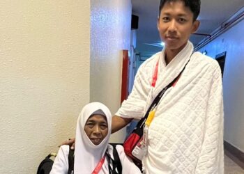 MUHAMMAD HAIKAL Hassan bersama ibunya, Allahyarhamah Jamaliah Masron, jemaah haji ke-11 yang meninggal dunia di Mekah.