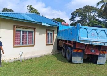 KEADAAN sebuah lori lima tan merempuh sebuah rumah di Kampung Sri Lukut, Kahang, pagi semalam.