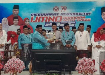 ONN HAFIZ Ghazi menerima cenderamata selepas merasmikan Mesyuarat Perwakilan UMNO Bahagian Kota Tinggi 2025 di Dewan Kota Kecil, Kota Tinggi, hari ini.