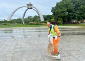 MUSA Ahmad melakukan kerja-kerja pembersihan di Laman Mahkota, Istana Bukit Serene, Johor Bahru.