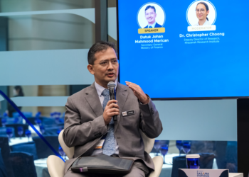 JOHAN Mahmood Merican pada forum Fireside Chat 3: Jaringan Keselamatan Sosial: Menjaga Masa Depan di Sasana Symposium 2025 di Sasana Kijang, Kuala Lumpur, semalam.-UTUSAN/M. FIRDAUS M. JOHARI