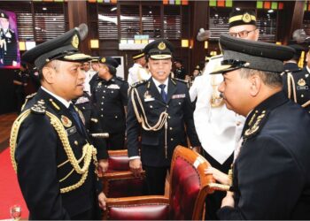 AEDY Fadly Ramli (kiri) beramah mesra dengan pegawai dan kakitangan yang hadir ke perhimpunan setia JPJ di Dewan Universiti Malaysia Kelantan di  Pengkalan Chepa, Kota Bharu, Kelantan, semalam. 
– UTUSAN/KAMARUL BISMI KAMARUZAMAN