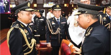 AEDY Fadly Ramli (kiri) beramah mesra dengan pegawai dan kakitangan yang hadir ke perhimpunan setia JPJ di Dewan Universiti Malaysia Kelantan di  Pengkalan Chepa, Kota Bharu, Kelantan, semalam. 
– UTUSAN/KAMARUL BISMI KAMARUZAMAN