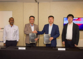 MD. Derick Basir (dua dari kiri) bersama Pengurus Besar untuk Jualan Luar Negara Sany Marine Heavy Industry Co. Ltd., Tony Tang (dua dari kanan) bagi majlis menandatangani perjanjian pembelian kren baharu tersebut.