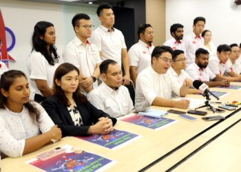 WOO Kah Leong (tengah) dalam sidang akhbar di Ipoh hari ini. - UTUSAN