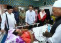 MUHAMMAD Kamil Abdul Munim menziarahi anggota FRU, Sarjan Mazlan Mat di Taman Desa Tambun di  Ipoh hari ini. - UTUSAN/MUHAMAD NAZREEN SYAH MUSTHAFA