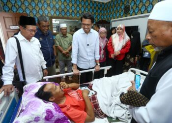 MUHAMMAD Kamil Abdul Munim menziarahi anggota FRU, Sarjan Mazlan Mat di Taman Desa Tambun di  Ipoh hari ini. - UTUSAN/MUHAMAD NAZREEN SYAH MUSTHAFA