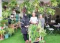 PEMILIK Katz Garden Cafe, Khatijah Ismail (kiri), bersama ibu bapanya, Ismail Ebi (tengah) dan Zakiah Nawawi yang menjadi tulang belakang di sebalik kejayaan kafe tersebut.