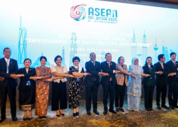 ZAMBRY Abd Kadir (tengah) bersama para perwakilan negara-negara ASEAN pada Sidang Meja Bulat Menteri-Menteri Pendidikan Tinggi ASEAN 2025 di The Ritz Carlton, Langkawi, semalam. – UTUSAN/SHAHIR NOORDIN