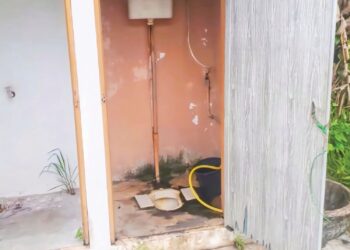 KEADAAN tandas sebuah kedai makan yang memualkan dan tidak diselenggara dengan baik di Gambang, Kuantan, Pahang.