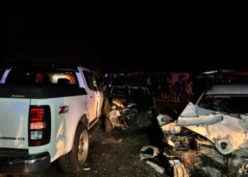 KEADAAN lokasi kemalangan yang mengorbankan seorang lelaki dan 13 cedera di Kilometer 9.4, Jalan Machang-Pasir Puteh dekat Kampung Banggol Judah, Machang, Kelantan.
