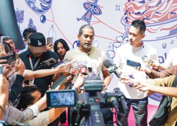 Walaupun tiada apa-apa jawatan dalam parti dan kerajaan, Khairy Jamaluddin tetap menjadi tumpuan setiap kali beliau muncul di khalayak umum. – MINGGUAN/MOHD. FARIZWAN HASBULLAH