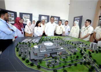 DR. Dzulkefly Ahmad melihat model projek Hospital Pasir Gudang yang beroperasi secara berperingkat mulai 1 Ogos ini. – UTUSAN/RAJA JAAFAR ALI