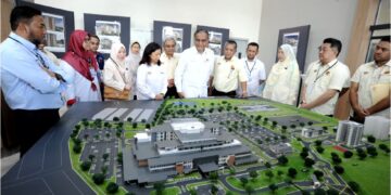 DR. Dzulkefly Ahmad melihat model projek Hospital Pasir Gudang yang beroperasi secara berperingkat mulai 1 Ogos ini. – UTUSAN/RAJA JAAFAR ALI