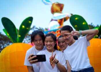 PEMPENGARUH media sosial wajar memanfaatkan kelebihan yang dimiliki di platform digital dengan perkongsian menarik dan patuh etika. – GAMBAR HIASAN