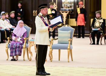 ANWAR Ibrahim menyampaikan sembah ucapan tahniah pada Istiadat Menghadap dan Istiadat Pengurniaan Darjah Kebesaran, Bintang dan Pingat Persekutuan 2025 bersempena Ulang Tahun Hari Keputeraan Rasmi Yang di-Pertuan Agong Sultan Ibrahim di Istana Negara semalam. - GAMBAR JABATAN PENERANGAN