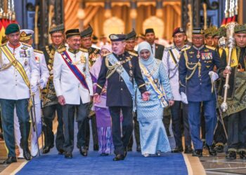 SULTAN Ibrahim dan Raja Zarith Sofiah diiringi Anwar Ibrahim dan isterinya, Datin Seri Dr. Wan Azizah Ismail pada Istiadat Menghadap dan Istiadat Pengurniaan Darjah Kebesaran dan Bintang sempena Ulang Tahun Hari Keputeraan Rasmi Yang di-Pertuan Agong  di Istana Negara semalam. – foto/JABATAN PENERANGAN