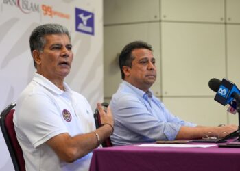 PENGERUSI Jawatankuasa Pengurusan Pasukan Hoki Kebangsaan, Datuk Najmi Razak (kanan) dan Ketua Jurulatih Hoki Lelaki Kebangsaan, Sarjit Singh pada sidang akhbar menjelang Kejohanan FIH Piala Negara-Negara 2024-25 di Stadium Hoki Nasional Bukit Jalil, semalam. Gambar SADDAM YUSOFF