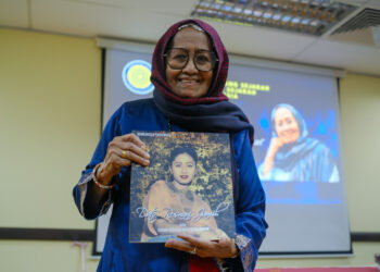 SENIWATI tanah air, Datuk Rosnani Jamil menunjukkan buku hasil karyanya 'Sumbangsih Seorang Primadona: Dari Sungai Geringging ke Kota London' pada Siri Sembang-Sembang Sejarah Persatuan Sejarah Malaysia di Dewan Aminuddin Baki, Wisma Sejarah baru-baru ini. Gambar M. FIRDAUS M. JOHARI