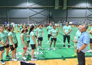 PRESIDEN Persatuan Badminton Malaysia (BAM), Datuk Seri Tengku Zafrul Tengku Abdul Aziz ketika meninjau sesi latihan pasukan kebangsaan di Akademi Badminton Malaysia, semalam.