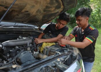 MOHAMAD Danieal Haris Mohammad (kanan) bersama rakan memeriksa kenderaan sebelum memulakan perjalanan masuk ke Pos Balar, Gua Musang, Kelantan. - UTUSAN/AMIR KHALID