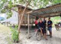 PENDUDUK Orang Asli di Kampung Bering Baru, Pos Pasik, Gua Musang, Kelantan masih tidak menerima kemudahan rangkaian telefon untuk berhubung. – MINGGUAN/AIMUNI TUAN LAH