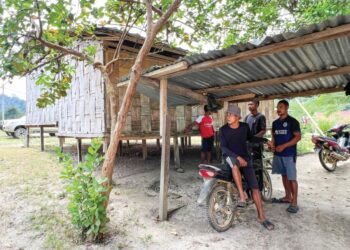 PENDUDUK Orang Asli di Kampung Bering Baru, Pos Pasik, Gua Musang, Kelantan masih tidak menerima kemudahan rangkaian telefon untuk berhubung. – MINGGUAN/AIMUNI TUAN LAH