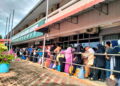 KOMPLEKS Imigresen, Kastam, Kuarantin dan Keselamatan (ICQS) Pengkalan Kubor, Tumpat, Kelantan sesak apabila warga Thailand yang bekerja di Malaysia menunggu giliran untuk pulang ke kampung halaman masing-masing, semalam. – UTUSAN/ROHANA ISMAIL